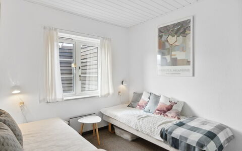Ubbe - 200M from the Sea: Domicile, Toit, Maison, Chalet, Biens, Porte, Porche, Siding, Ferme, Ombre