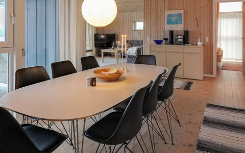 Ilkka - 400M from the Sea: Meubles, Design Intérieur, Sol, Bois, Sol, Plafond, Parquet, Chaise, Table, Éclairage