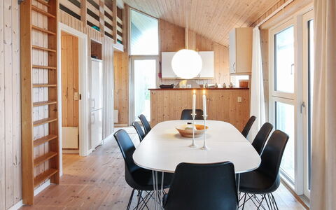 Ilkka - 400M from the Sea: Meubles, Design Intérieur, Sol, Bois, Sol, Plafond, Parquet, Chaise, Table, Éclairage