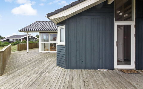 Ilkka - 400M from the Sea: Meubles, Design Intérieur, Sol, Bois, Sol, Plafond, Parquet, Chaise, Table, Éclairage