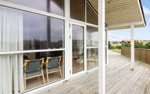 Ilkka - 400M from the Sea: Meubles, Design Intérieur, Sol, Bois, Sol, Plafond, Parquet, Chaise, Table, Éclairage