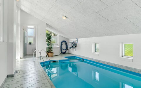 Jenvold - 600M from the Sea: Meubles, Design Intérieur, Sol, Bois, Sol, Plafond, Parquet, Chaise, Table, Éclairage