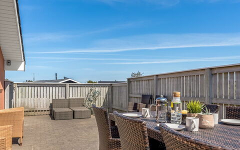 Jenvold - 600M from the Sea: Meubles, Design Intérieur, Sol, Bois, Sol, Plafond, Parquet, Chaise, Table, Éclairage