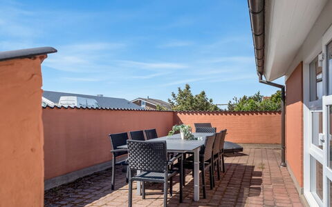 Jenvold - 600M from the Sea: Meubles, Design Intérieur, Sol, Bois, Sol, Plafond, Parquet, Chaise, Table, Éclairage