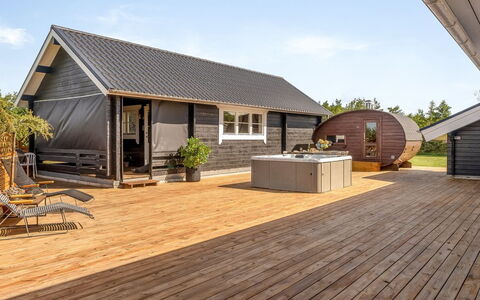 Gizella - 500M to the Fjord: Meubles, Design Intérieur, Sol, Bois, Sol, Plafond, Parquet, Chaise, Table, Éclairage