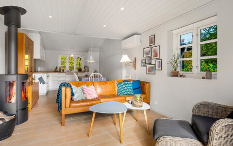 Teijo - 2.5Km from the Sea: Meubles, Design Intérieur, Sol, Bois, Canapé, Sol, Plafond, Salon, Pièce, Chaise
