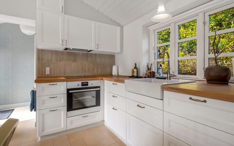 Teijo - 2.5Km from the Sea: Cabinetry, Cuisine, Sol, Comptoir, Design Intérieur, Bois, Appareil De Cuisine, Tiroir, Sol, Meubles