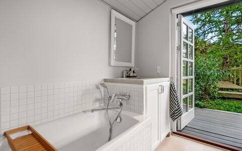 Teijo - 2.5Km from the Sea: Sol, Luminaire Plomberie, Baignoire, Sol, Design Intérieur, Salle De Bains, Bois, Plomberie, Robinet, Domicile