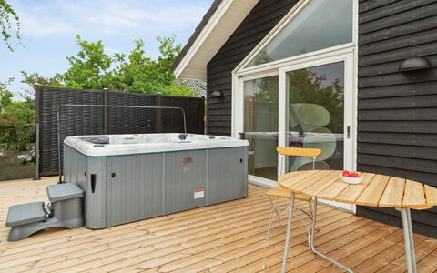 Nona - 150M from the Sea: Toit, Maison, Lot Terre, Domicile, Chalet, Biens, Batiments Jardin, Ombre, Cabane En Rondins, Aménagement Paysager