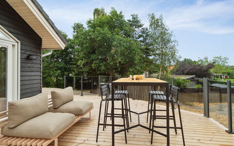 Nona - 150M from the Sea: Toit, Maison, Lot Terre, Domicile, Chalet, Biens, Batiments Jardin, Ombre, Cabane En Rondins, Aménagement Paysager