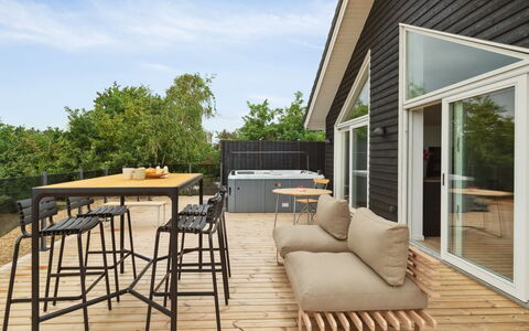 Nona - 150M from the Sea: Toit, Maison, Lot Terre, Domicile, Chalet, Biens, Batiments Jardin, Ombre, Cabane En Rondins, Aménagement Paysager