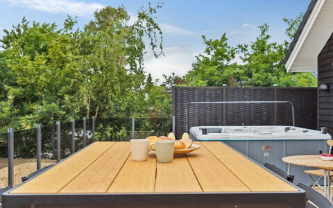 Nona - 150M from the Sea: Toit, Maison, Lot Terre, Domicile, Chalet, Biens, Batiments Jardin, Ombre, Cabane En Rondins, Aménagement Paysager