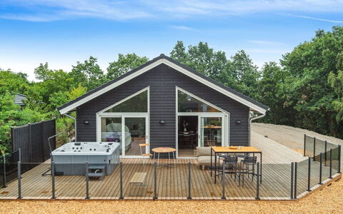 Nona - 150M from the Sea: Toit, Maison, Lot Terre, Domicile, Chalet, Biens, Batiments Jardin, Ombre, Cabane En Rondins, Aménagement Paysager