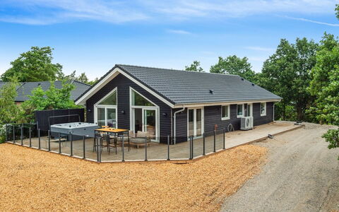 Nona - 150M from the Sea: Toit, Maison, Lot Terre, Domicile, Chalet, Biens, Batiments Jardin, Ombre, Cabane En Rondins, Aménagement Paysager