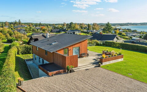 Ljupka - 800M from the Sea: Architecture, Toit, Domicile, Composite, Daylighting, Siding, Allée