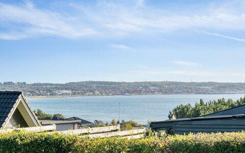 Ljupka - 800M from the Sea: Architecture, Toit, Domicile, Composite, Daylighting, Siding, Allée