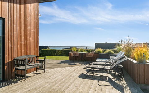 Ljupka - 800M from the Sea: Architecture, Toit, Domicile, Composite, Daylighting, Siding, Allée