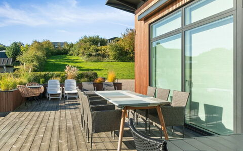 Ljupka - 800M from the Sea: Architecture, Toit, Domicile, Composite, Daylighting, Siding, Allée
