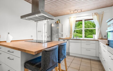 Guthbrand - 800M from the Sea: Meubles, Sol, Design Intérieur, Sol, Cuisine, Comptoir, Bois, Parquet, Cabinetry, Plafond
