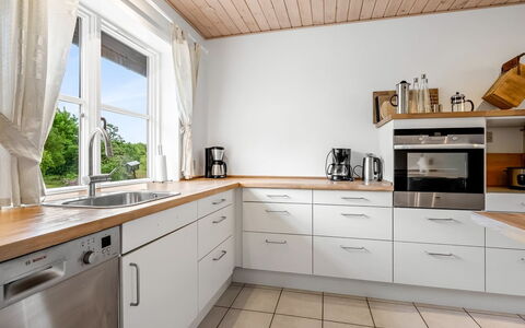 Guthbrand - 800M from the Sea: Cuisine, Sol, Comptoir, Cabinetry, Appareil De Cuisine, Bois, Design Intérieur, Meubles, Sol, Principaux Appliance