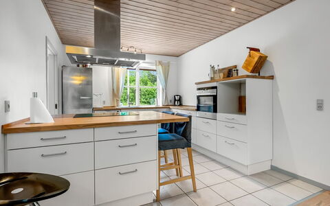 Guthbrand - 800M from the Sea: Sol, Meubles, Comptoir, Design Intérieur, Cuisine, Cabinetry, Bois, Plafond, Sol, Appareil De Cuisine