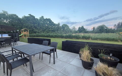 Asel - 350M from the Sea: Meubles, Mobilier De Jardin, Lot Terre, Jardin, Tableau De Plein Air, Chaise, Aménagement Paysager, Ombre, Pelouse, Arrière-Cour