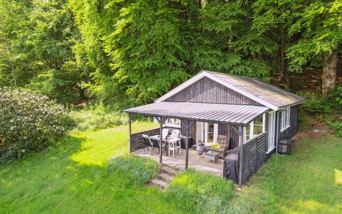 Ginne - 100M to the Fjord: Arbre, Herbe, Bois, Arbuste, Chalet, Maison, Toit, Zone Rurale, Communauté Des Plantes