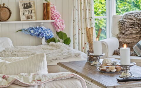 Ginne - 100M to the Fjord: Meubles, Design Intérieur, Chambre, Linge, Pièce, Éclairage, Textile, Throw Pillow, Lit, Oreiller