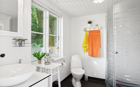 Ginne - 100M to the Fjord: Luminaire Plomberie, Design Intérieur, Sol, Salle De Bains, Évier, Sol, Plomberie, Lavabo, Robinet, Domicile