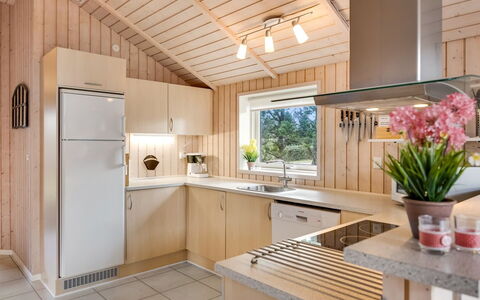 Hialmar - 300M from the Sea: Cuisine, Design Intérieur, Comptoir, Appareil De Cuisine, Bois, Plafond, Sol, Meubles, Principaux Appliance, Éclairage