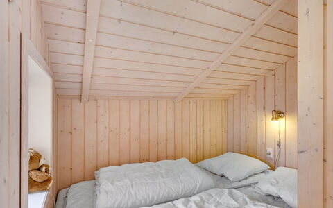 Hialmar - 300M from the Sea: Bois, Chambre, Lit, Design Intérieur, Plafond, Sol, Drap De Lit, Literie, Meubles, Sol