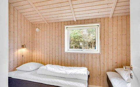 Hialmar - 300M from the Sea: Bois, Chambre, Lit, Drap De Lit, Design Intérieur, Plafond, Literie, Sol, Sol, Cadre De Lit