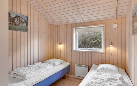 Hialmar - 300M from the Sea: Bois, Chambre, Lit, Literie, Drap De Lit, Domicile, Cadre De Lit, Porte, Dur, Planche