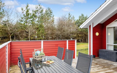 Hialmar - 300M from the Sea: Bois, Dur, Parquet, Tache De Bois, Plate-Forme, Planche, Mobilier De Jardin, Jardin, Ombre, Patio
