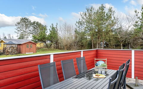 Hialmar - 300M from the Sea: Bois, Mobilier De Jardin, Tache De Bois, Jardin, Dur, Plate-Forme, Chaise, Planche, Ombre, Tableau De Plein Air