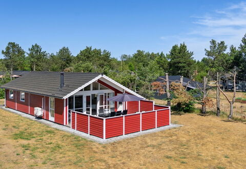 Hialmar - 300M from the Sea: Maison, Domicile, Toit, Chalet, Ombre, Conception, Cour, Porche, Siding, Batiments Jardin