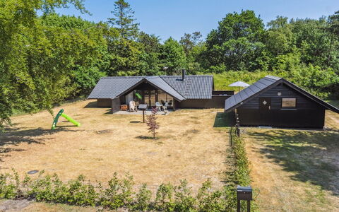 Jahn - 1.8Km from the Sea: Meubles, Design Intérieur, Sol, Bois, Sol, Plafond, Parquet, Chaise, Table, Éclairage