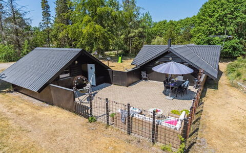 Jahn - 1.8Km from the Sea: Maison, Domicile, Toit, Chalet, Biens, Aménagement Paysager, Batiments Jardin, Siding, Ferme