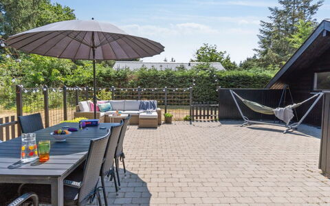 Jahn - 1.8Km from the Sea: Meubles, Design Intérieur, Sol, Bois, Sol, Plafond, Parquet, Chaise, Table, Éclairage