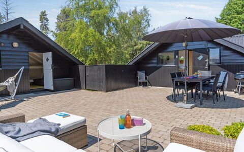 Jahn - 1.8Km from the Sea: Meubles, Design Intérieur, Sol, Bois, Sol, Plafond, Parquet, Chaise, Table, Éclairage