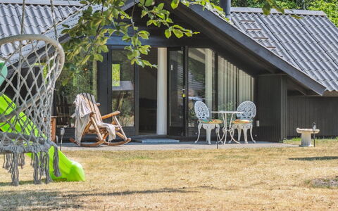 Jahn - 1.8Km from the Sea: Meubles, Design Intérieur, Sol, Bois, Sol, Plafond, Parquet, Chaise, Table, Éclairage