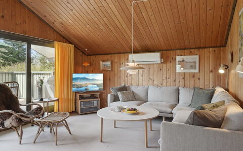 Winter - 500M from the Sea: Design Intérieur, Bois, Plafond, Meubles, Sol, Pièce, Sol, Domicile, Salon, Luminaire