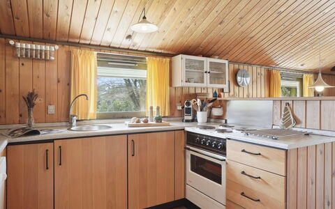 Winter - 500M from the Sea: Bois, Cuisine, Design Intérieur, Principaux Appliance, Comptoir, Appareil De Cuisine, Sol, Meubles, Sol, Tache De Bois