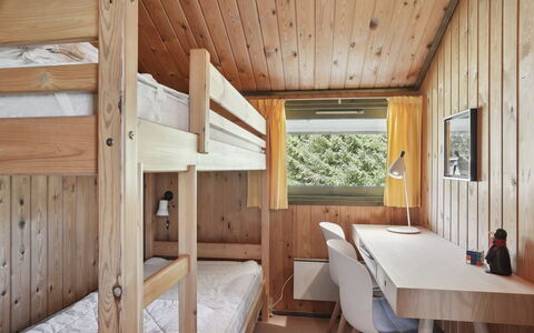 Winter - 500M from the Sea: Bois, Chambre, Design Intérieur, Plafond, Dur, Tache De Bois, Lit, Pièce, Cabane En Rondins, Cadre De Lit