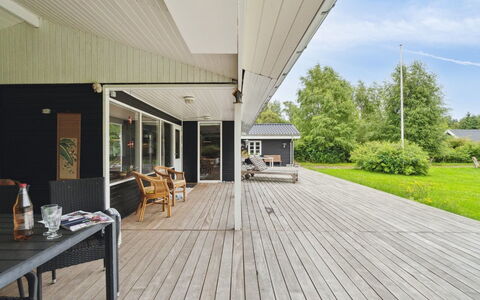 Gunlög - 1.3Km from the Sea: Domicile, Toit, Maison, Chalet, Biens, Porte, Porche, Siding, Ferme, Ombre