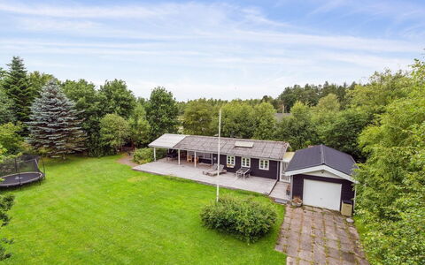 Gunlög - 1.3Km from the Sea: Domicile, Toit, Maison, Chalet, Biens, Porte, Porche, Siding, Ferme, Ombre
