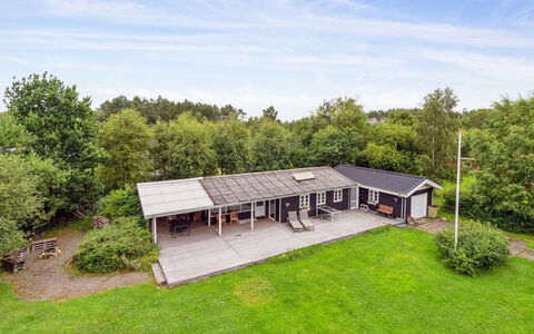 Gunlög - 1.3Km from the Sea: Domicile, Toit, Maison, Chalet, Biens, Porte, Porche, Siding, Ferme, Ombre