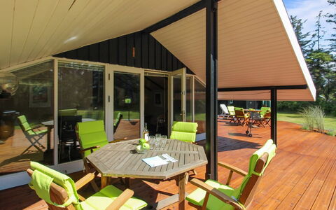 Alban - 700M from the Sea: Meubles, Design Intérieur, Chaise, Sol, Table, Recours, Sol, Plafond, Pièce, Eco Hôtel