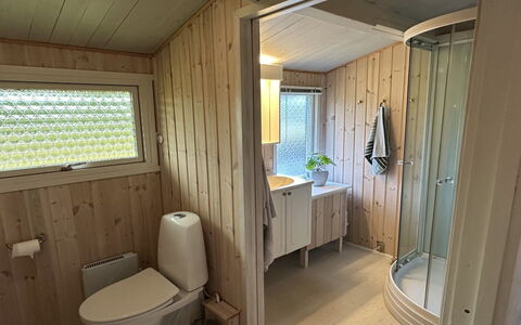 Freding - 450M from the Sea: Bois, Sol, Sol, Luminaire Plomberie, Design Intérieur, Plafond, Pièce, Plomberie, Domicile, Toilette