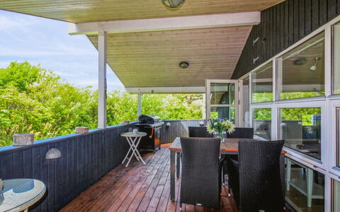 Wisti - 600M from the Sea: Bois, Parquet, Sol, Meubles, Sol, Plafond, Design Intérieur, Porche, Chaise, Domicile